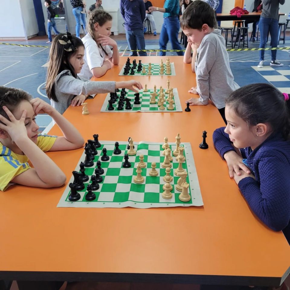 Treinamento de xadrez online o torneio de xadrez de treinamento escolar na  escola treinamento de acampamento escolar inteligente e bonito jogos e  atividades jogar xadrez no centro de ciências o próximo jogo