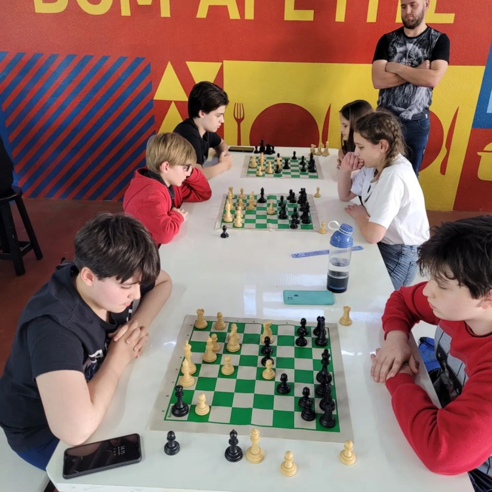 Gustavo Dam - Treinamentos e Palestras de Estratégia e Inovação - Blog -  Desenvolvendo mentes brilhantes: os incríveis benefícios do xadrez para  crianças